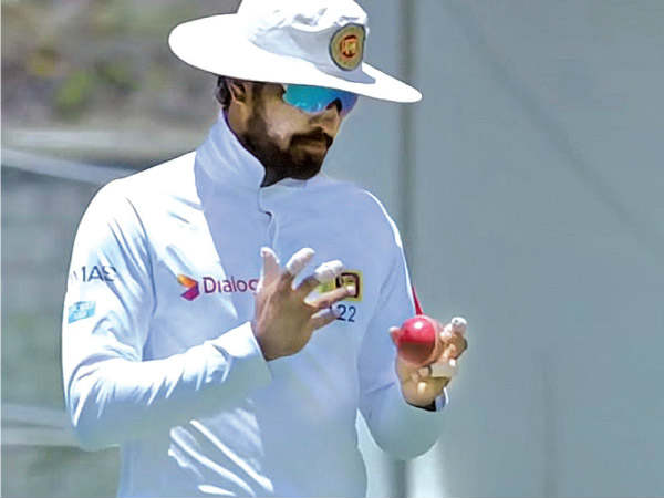  చండీమాల్ నోటి ఉమ్మితో.. బంతిపై 