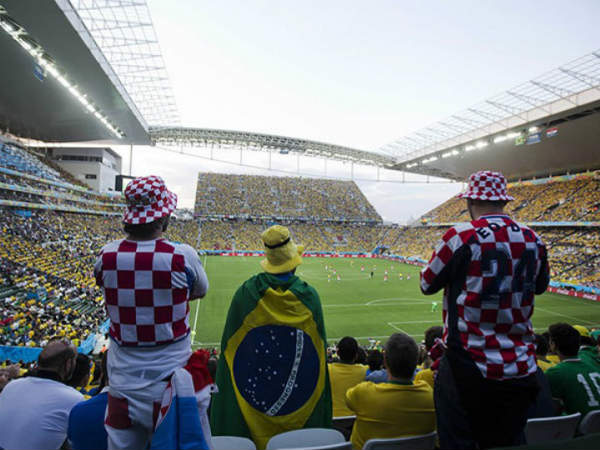  ఓ మహిళ చుట్టూ మూగి పోర్చుగల్‌ భాషలో