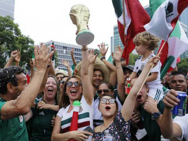 సంబరాలు చేసుకున్న మెక్సికన్లు