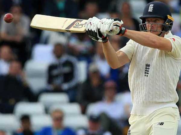  హెల్మెట్‌తో పాటు బ్యాట్‌ను మైదానంలో ఉంచాడు