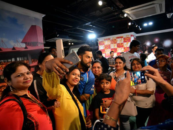 సెల్ఫీలతో సందడి చేసిన అభిమానులు