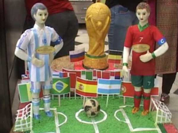  స్వీట్ మీద రొనాల్డొ, మెస్సీల బొమ్మలు 