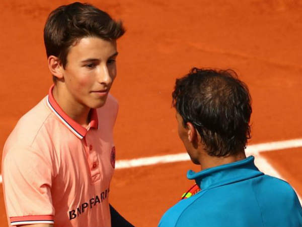 నవ్వుతూ ఆ బాల్‌ బాయ్‌తో ఆడేందుకు సరే