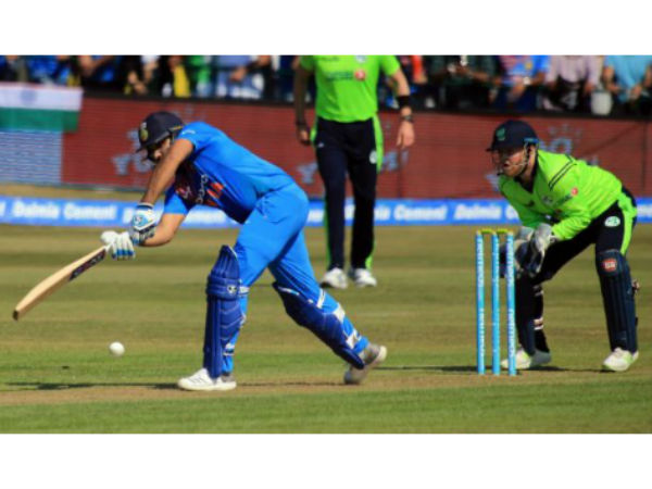 మూడు డబుల్ సెంచరీలు చేసిన ఏకైక ఆటగాడు