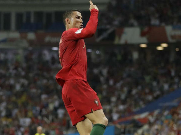 హెడ్డర్‌తో బంతిని గోల్‌పోస్టులోకి పంపిన రొనాల్డో