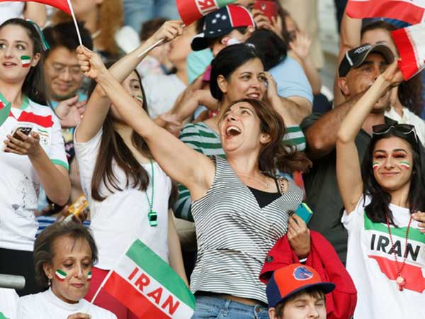 మహిళలు నేరుగా స్టేడియాలలో మ్యాచ్‌లు చూసేలా