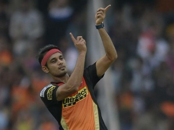 బరిలోకి దిగేముందు తలకు హెడ్‌బ్యాండ్‌ పెట్టుకొని 