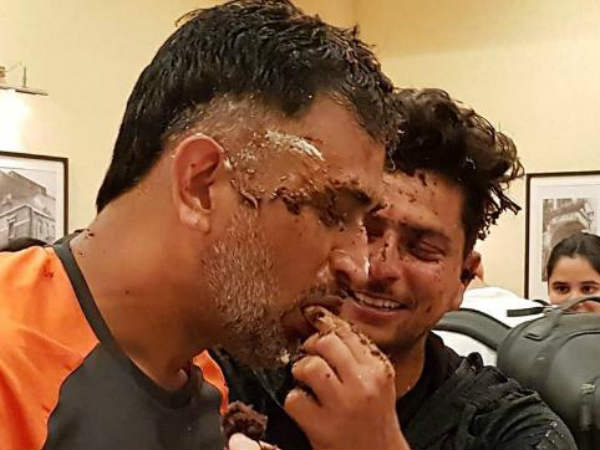 కుల్‌దీప్ యాదవ్‌కు కేక్ రుద్దుతున్న వీడియో