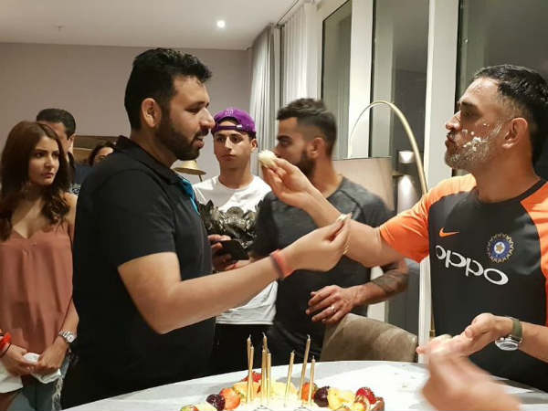 అనుష్కశర్మ కోహ్లీ వైపు సీరియస్‌‌గా 