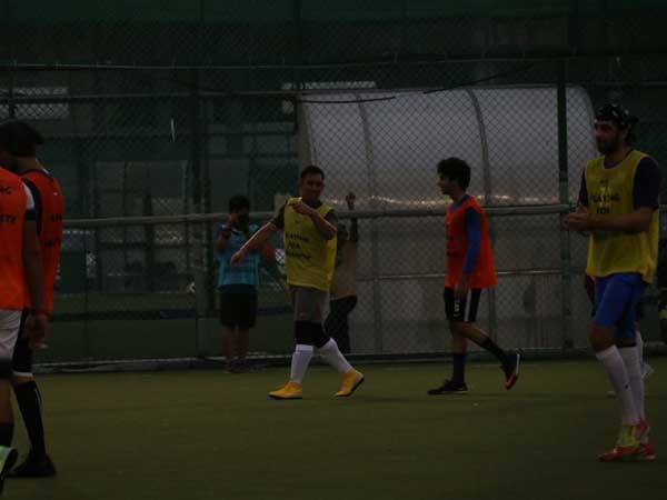 బాలీవుడ్ హీరోకు సాకర్‌ టిప్స్ ఇస్తోన్న ధోనీ