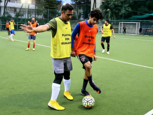 ధోని నుంచి ఇషాన్‌ ఫుట్‌బాల్‌ పాఠాలు