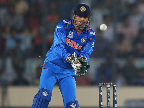  ఊహించని రీతిలో వికెట్లను గిరాటేస్తోన్న ధోని