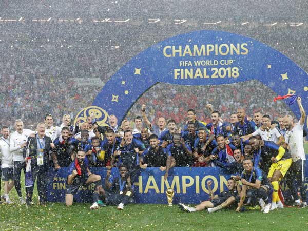 జర్మనీకి అదే ఆకృతిలో తయారు చేసిన మరో ట్రోఫీని