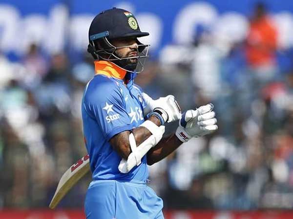 ప్లంకెట్‌ బౌలింగ్‌‌లో ధావన్ విచిత్రపు రనౌట్