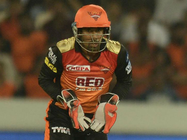 కీపింగ్ చేస్తుండగా గాయపడ్డ సాహా: