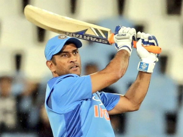  క్లీన్‌ షేవ్‌తో కనిపించిన ధోని