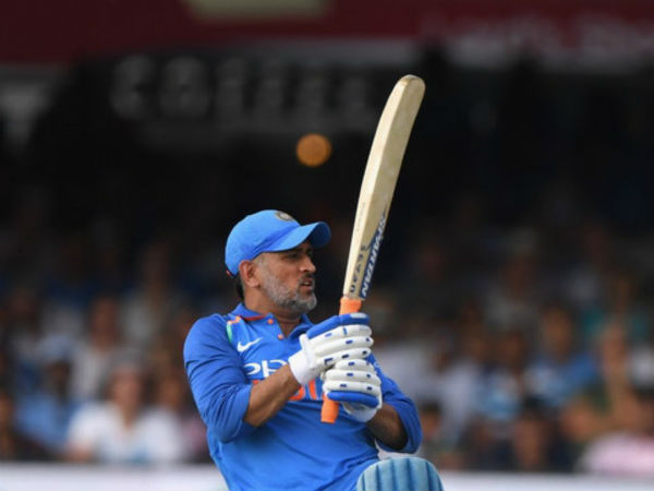 తెల్ల గడ్డంతో ఉన్న ధోనికి గంభీర్ సలహా