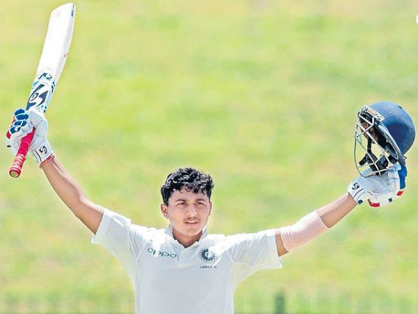 అలవోకగా డబుల్ సెంచరీ పూర్తి 