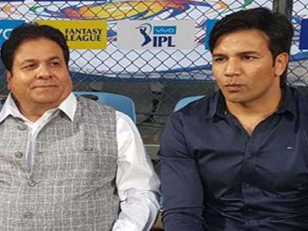 నకిలీ ధ్రువపత్రాలతో సహాయపడుతున్నాడని