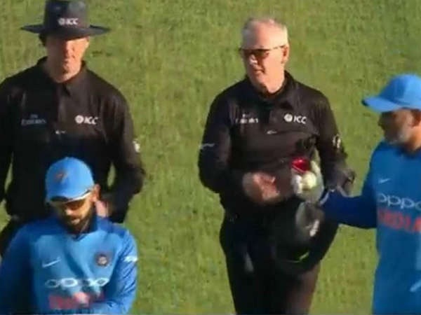 అంపైర్ల నుంచి బంతిని తీసుకున్న ధోని 