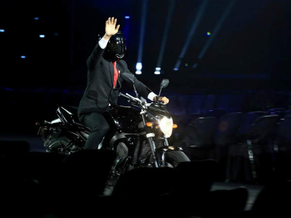 దేశాధ్యక్షుడే బైక్‌ మీద వచ్చి..: 