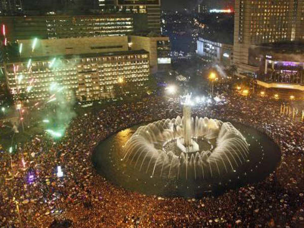 స్టేడియంలో 50 వేలమందికిపైగా అభిమానులు