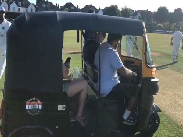  ఆటోలో ఆటగాళ్లకు కూల్‌డ్రింక్స్‌ తీసుకెళ్లిన భారత ఆర్మీ