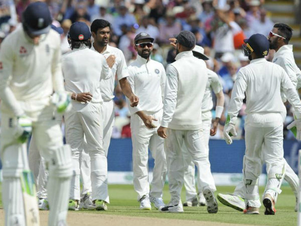 విజృంభించిన కరన్.. వరుస వికెట్లు: 