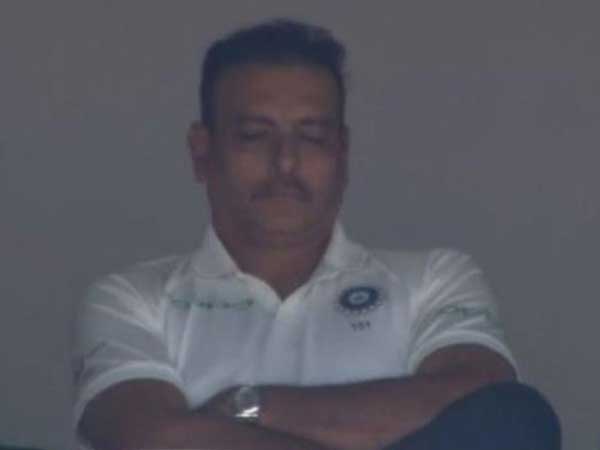 గ్యాలరీలో కూర్చుని ఉన్న రవిశాస్త్రి కునుకు