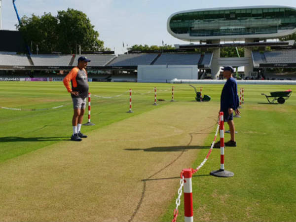 లార్డ్స్ పిచ్‌ను పరిశీలించిన కోచ్ రవిశాస్త్రి