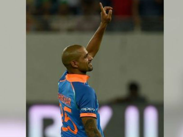 నాలుగు క్యాచ్‌లు పట్టిన ధావన్