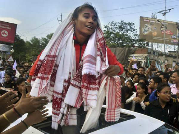 హిమదాస్‌ను అభిమానందించిన అభిమానులు