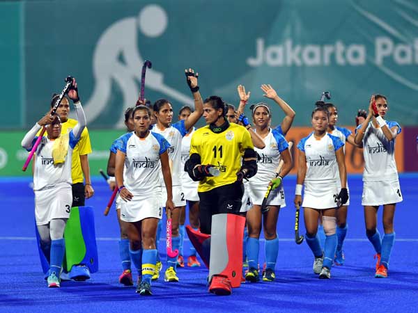 హాకీ అమ్మాయిలకు రూ. కోటి పారితోషికం 