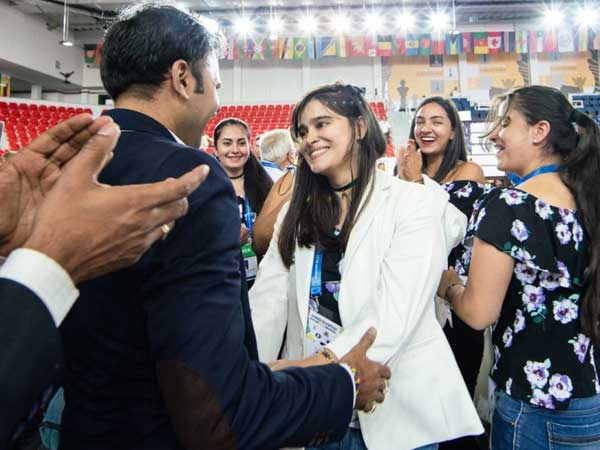 నిక్లేష్‌ జైన్ మోకాళ్లపై కూర్చోని మరి