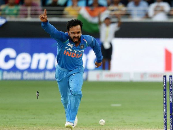 తొలి వికెట్‌ను తీసిన కేదర్ జాదవ్