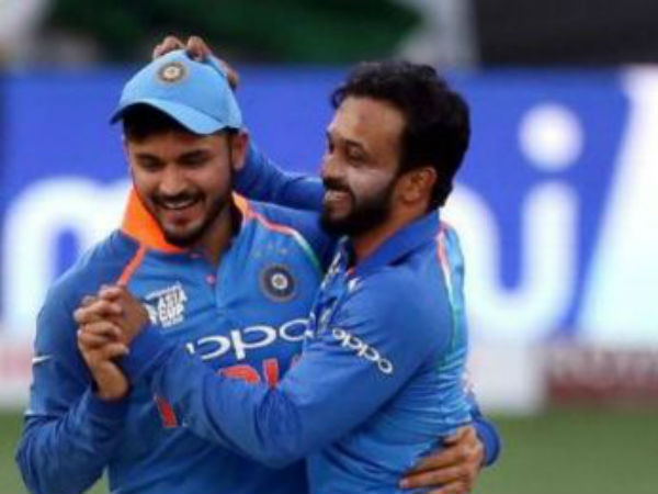 కళ్లు చెదిరే రీతిలో క్యాచ్ పట్టి కళ్లు చెదిరే రీతిలో క్యాచ్ పట్టి