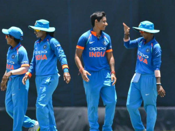 శ్రీలంక 48.2 ఓవర్లలో 211 పరుగులకే