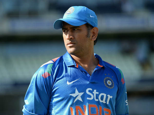 2013లో ఛాంపియన్స్ ట్రోఫీ నెగ్గిన ధోని