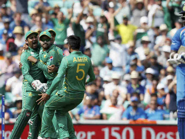 చేతులెత్తేసిన పాక్ బ్యాట్స్‌మెన్ 