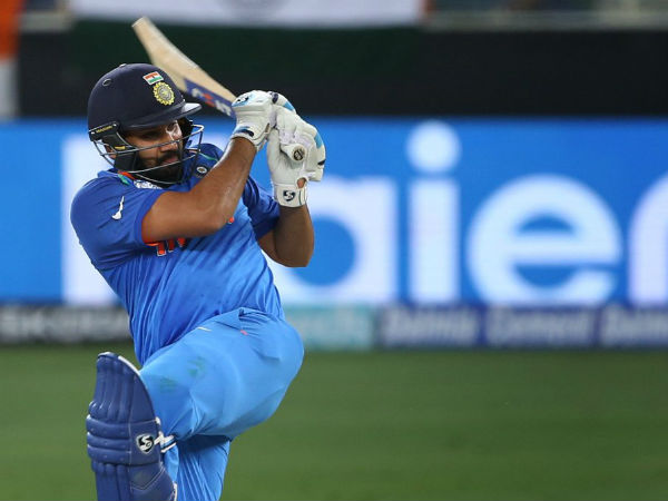 అత్యంత వేగంగా 300 సిక్సులు 