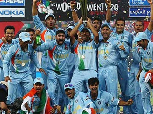 పదకొండేళ్ల క్రితం ప్రపంచ కప్ అందుకున్న భారత్: