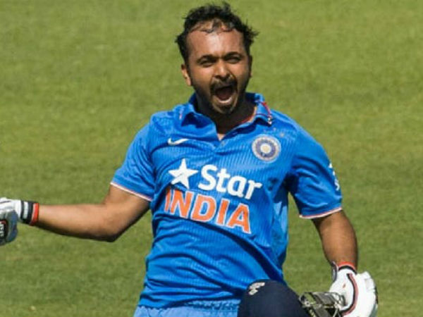 మూడో బంతిని ఫీల్డర్ల తలమీదుగా మిడ్ వికెట్ దిశగా