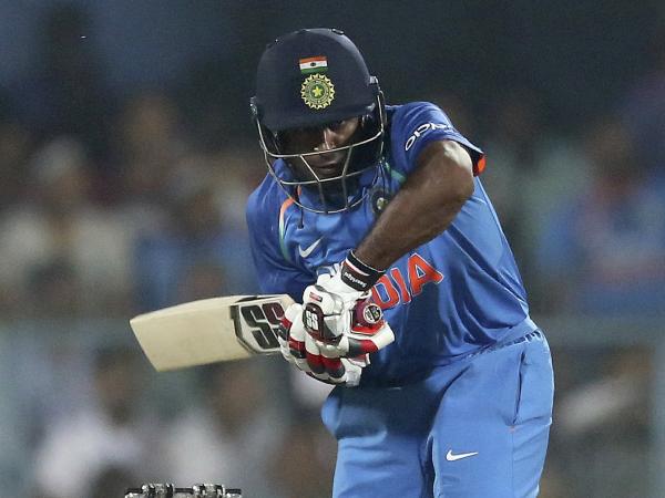 రోహిత్ శర్మతో కలిసి స్ట్రైక్‌ని రొటేట్ చేస్తూ