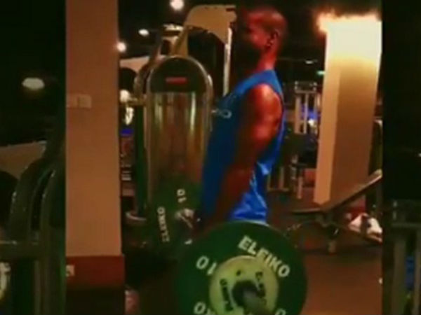 ఫిట్‌నెస్‌ పెంచుకునేందుకు జిమ్‌లో శ్రమిస్తూ