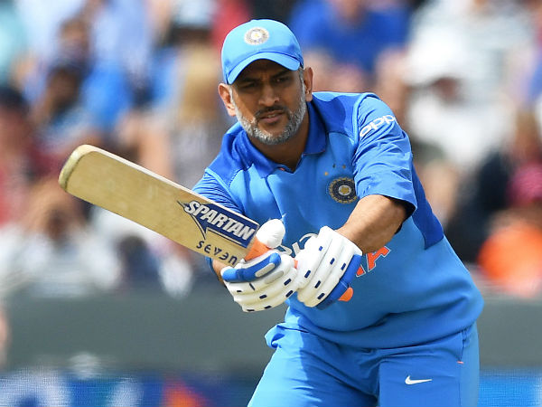 ఆష్లే నర్స్‌ బౌలింగ్‌లో మూడో బంతిని లాంగాన్‌ దిశగా 