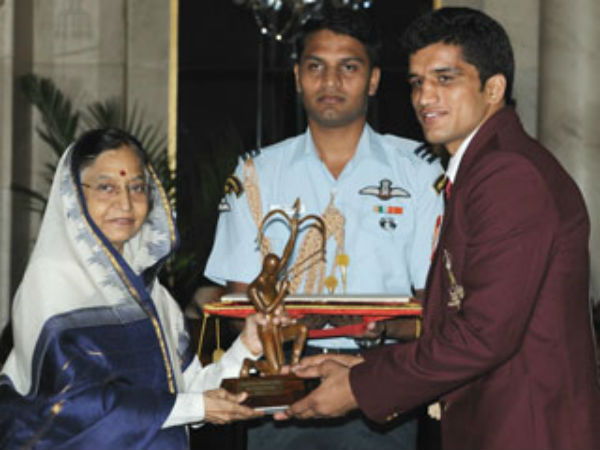  రోడ్డు ప్రమాదంలో రెండుచోట్ల విరిగిన కుడి చేతి ఎముక