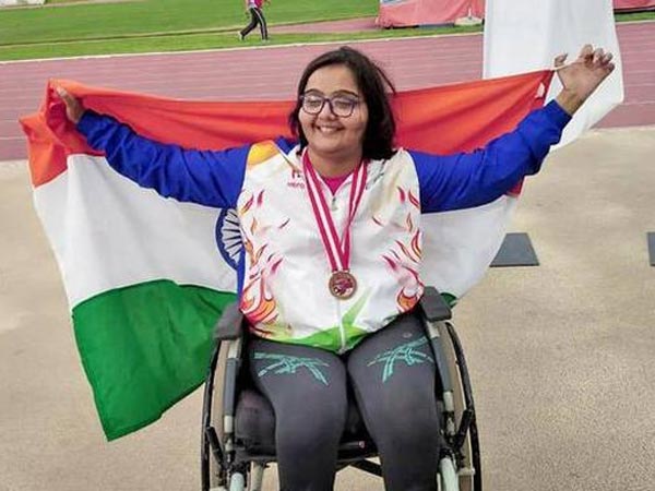 రోడ్డు ప్రమాదంలో తీవ్రంగా గాయపడి: