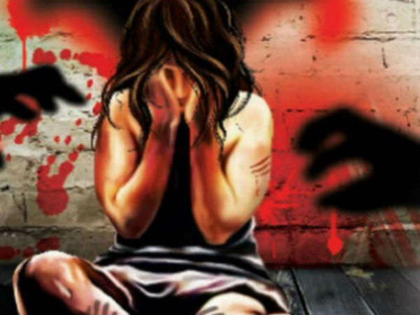 కబడ్డీ క్రీడాకారిణిని డ్రెస్సింగ్‌ రూమ్‌లో ఉండగా