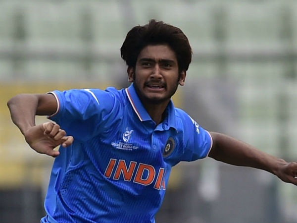 ఖలీల్ అహ్మద్ చేతుల్లో ట్రోఫీ ఖలీల్ అహ్మద్ చేతుల్లో ట్రోఫీ