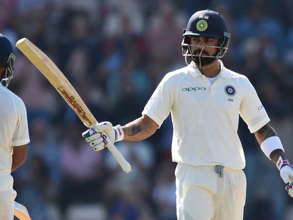 విరాట్ కోహ్లీ హాఫ్ సెంచరీ అభివాదం 